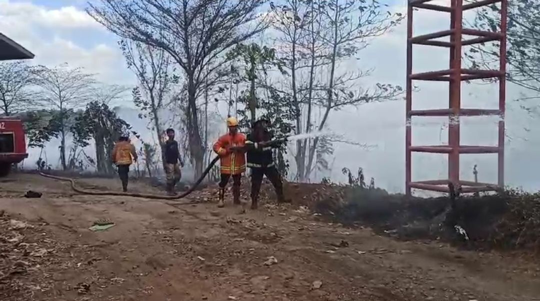 Upaya pemadaman api di lahan eks TPA Panembong yang kembali terbakar lagi, Senin, 11 September 2023./Iing Irwansyah/Aksara Jabar