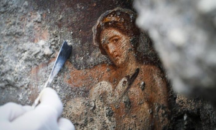 Lukisan sensual pernah ditemukan para arkeolog di reruntuhan kamar kuno Pompeii.