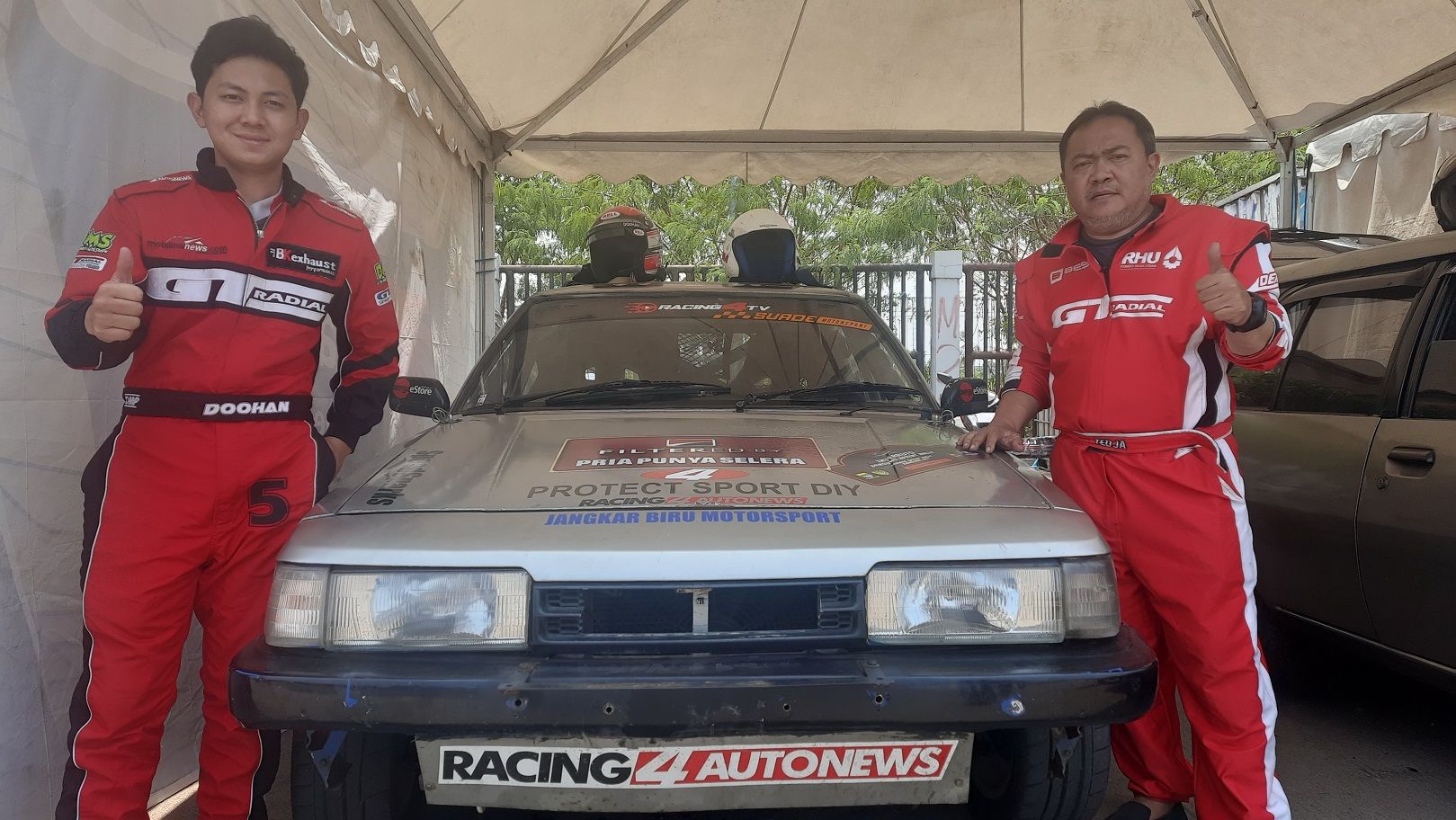 Zinedine Doohan (kiri) dan Edwyn Tedjasurya sebagai co-driver sesaat sebelum start di ajang Kejurnas Sprint Rally Putaran 4 di Bandung.*/   