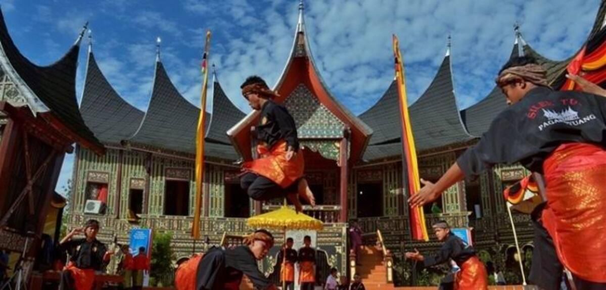 Seni tradisi Randai, salah satu seni pertunjukan tradisional Minangkabau yang memadukan tari, musik, dan teater