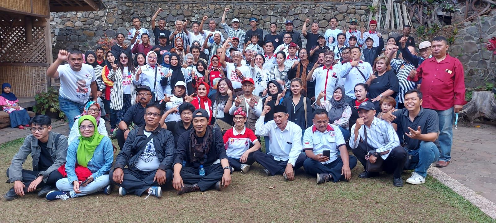 Eka Santosa Ketua Presidium Sekber Relawan Ganjar Jawa Barat berphoto bersama relawan usai melaksanakan TOT