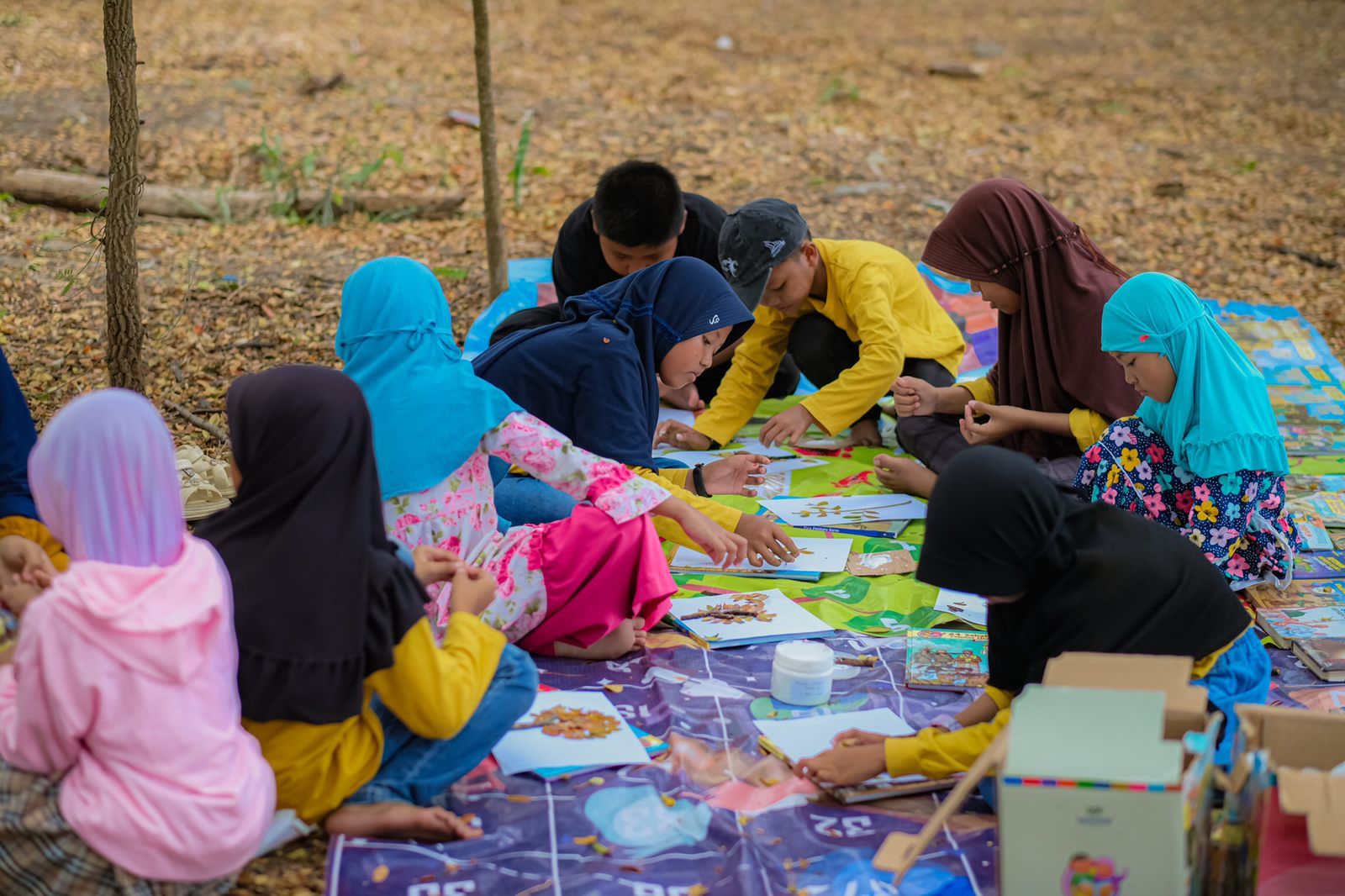 Anak-anak peserta baca siroh di Hutan Kota Bulukumba pada Ahad, 10 September 2023.
