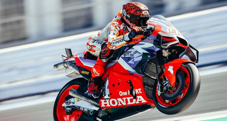 Marc Marquez saat menguji motor balap Repsol Honda baru di tes uji Sirkuit Misano pada Senin 11 September 2023 