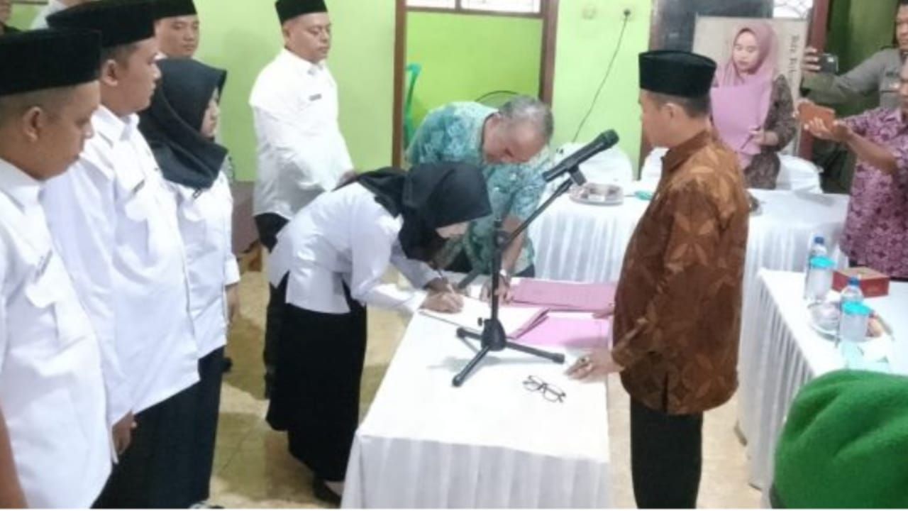 Salasaurang perangkat anyar Desa Sinarjati, Kecamatan Dawuan, Kabupaten Majalengka keur nandatangan berita acara pengangkatan.