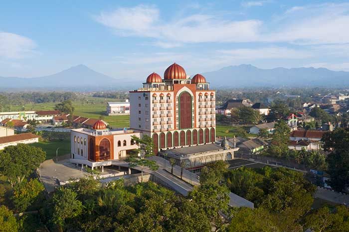 Alhambra Hotel & Convention, BW Signature Collection di Singaparna Kabupaten Tasikmalaya berdiri megah di kelilingi pesantren, serta pemandangan Gunung Galunggung.  