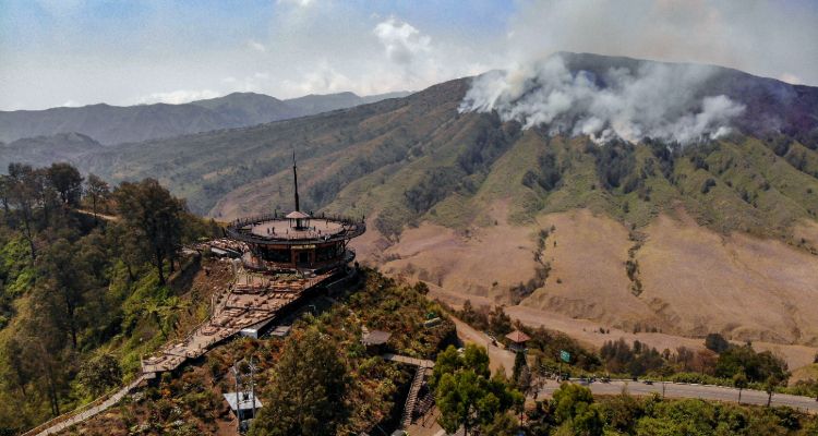Api membakar hutan dan lahan (karhutla) kawasan Gunung Bromo terlihat di Pos Jemplang, Malang, Jawa Timur.