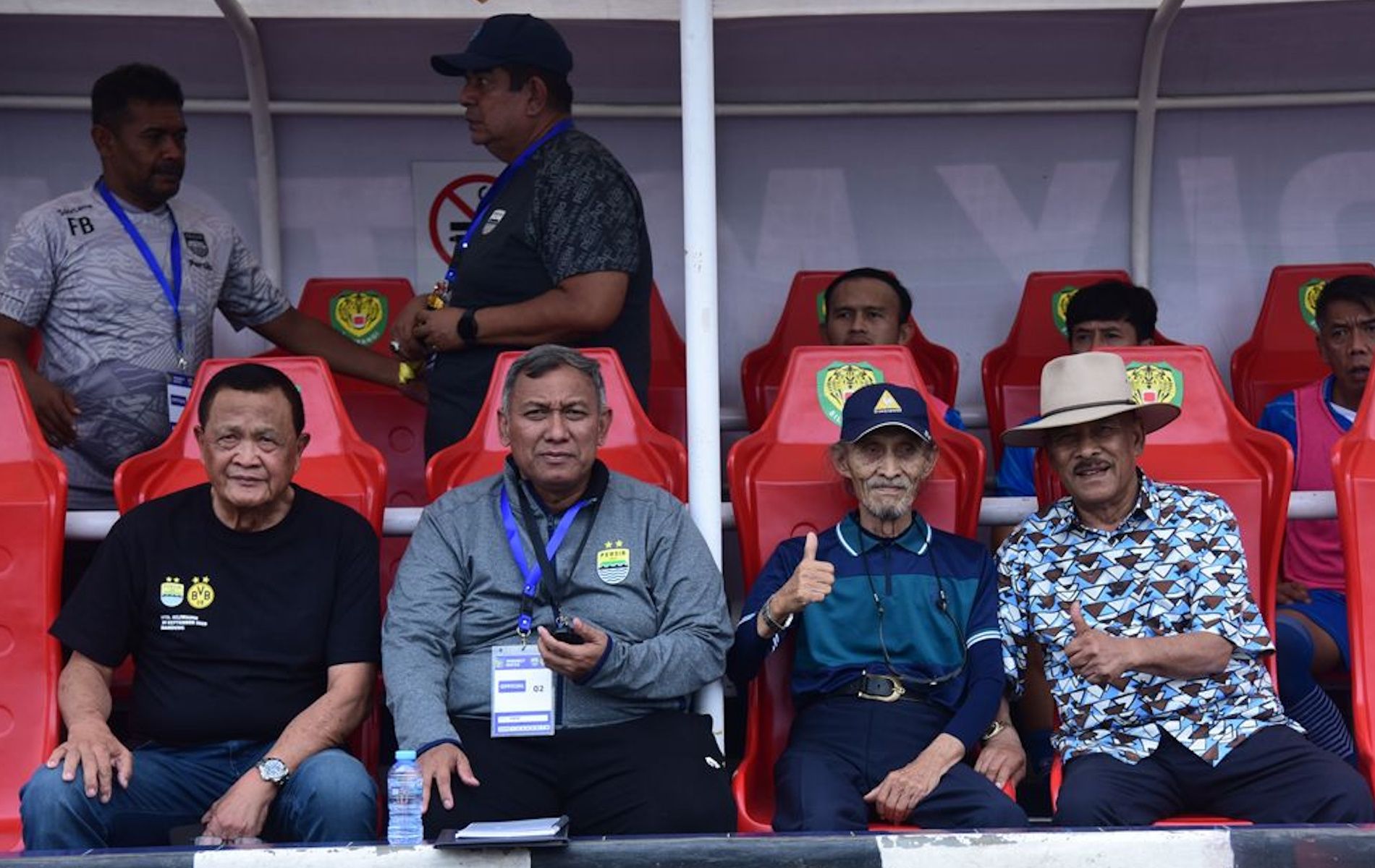Indra Thohir mantan pelatih Persib Bandung berusia 82 tahun merasa sedih melihat oknum suporter yang tidak taat aturan saat menyalakan flare di pertandingan Persib All Stars Vs Borussia Dortmund, Minggu, 10 September 2023.