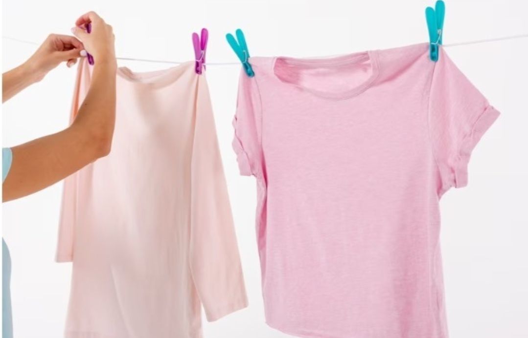 Ilustrasi - Simak 8 tips untuk mengeringkan baju secara cepat dan bebas bau apek tanpa perlu pewangi pakaian terutama di musim pengjujan