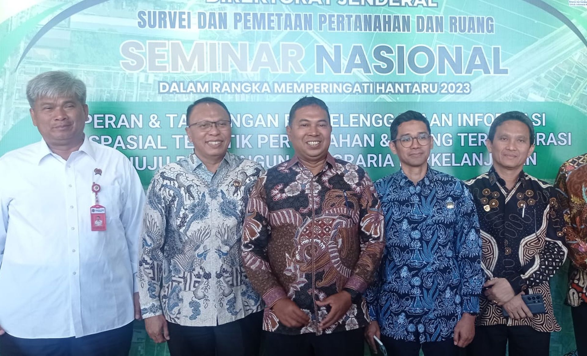 Dirjen Survei dan pemetaan Kementerian ATR/BPN Virgo Eresta Jaya (Tengah) disela-sela acara Seminar Nasional Kementerian ATR/BPN di Bandung