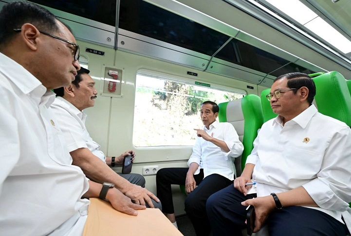 Presiden Jokowi dan rombongan saat melakukan uji coba Kereta Cepat Jakarta Bandung dari Stasiun Halim ke Stasiun Tegalluar.