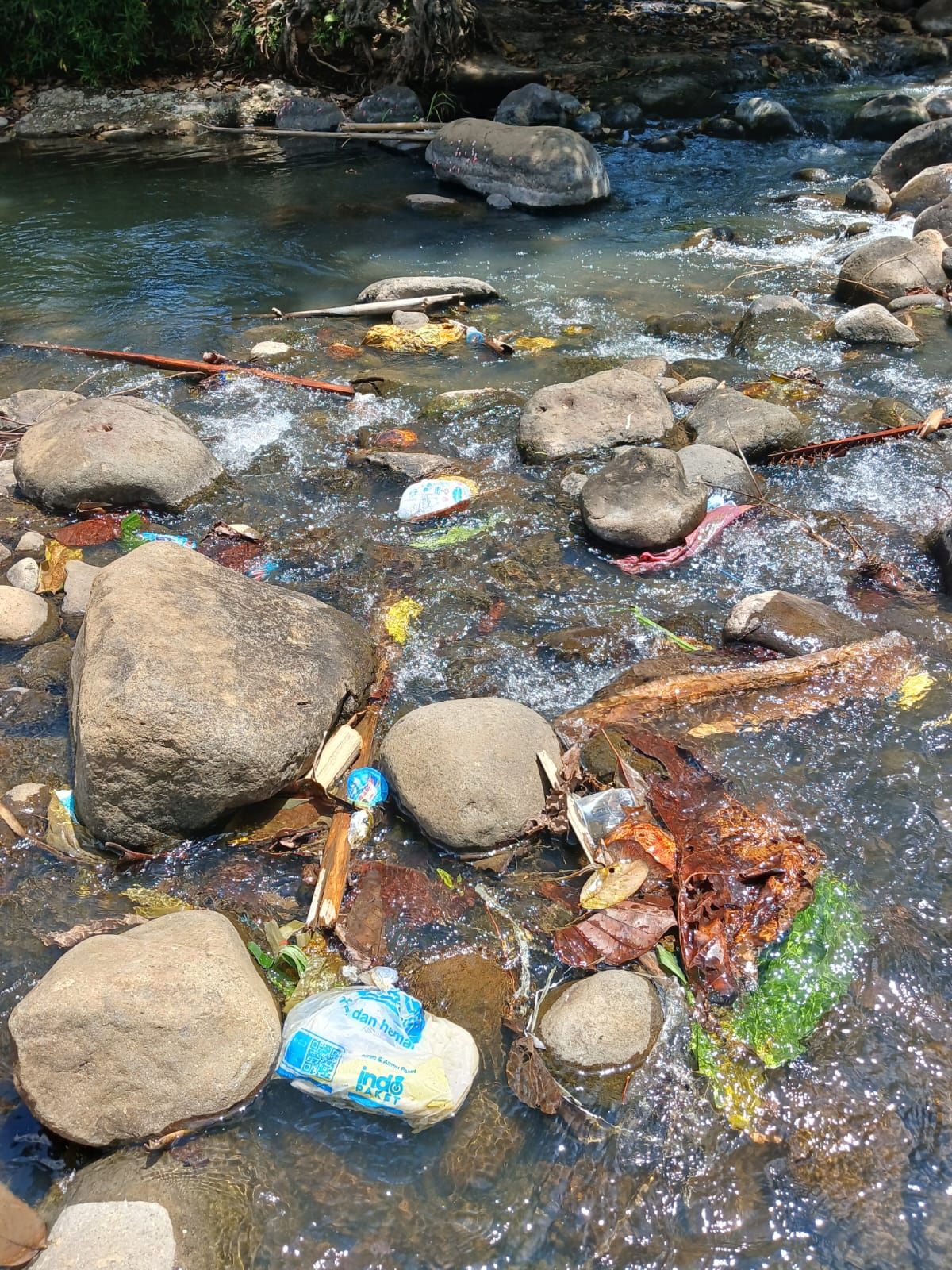 Sungai penuh sampah, terutama popok bayi di Batuhulang, utara Bulukumba/WartaBulukumba.Com