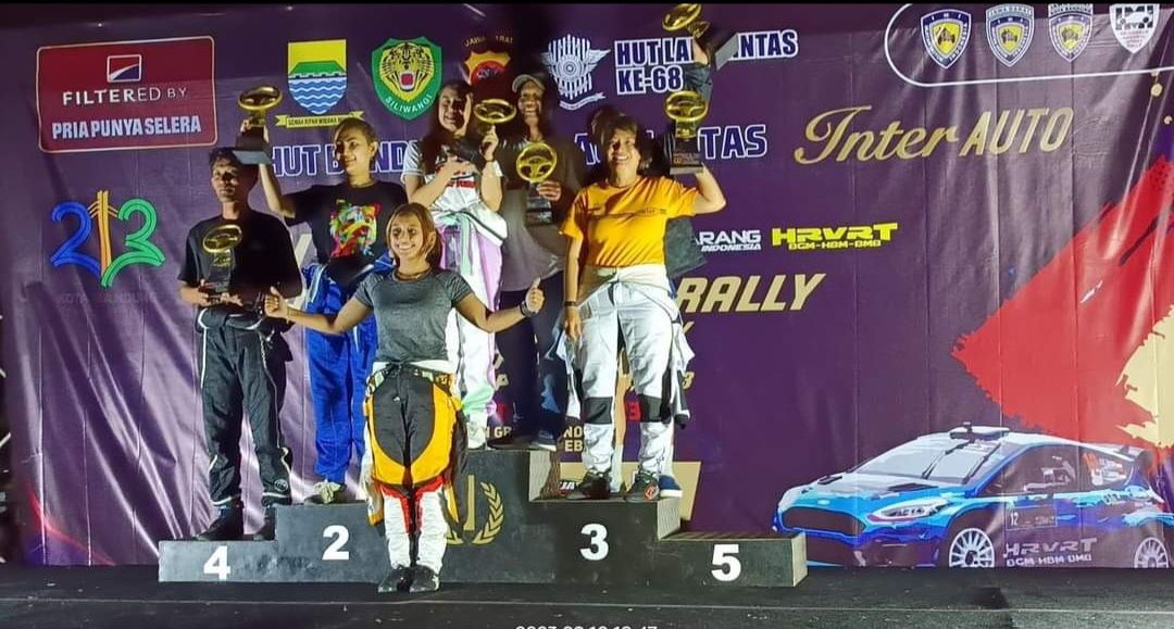 Podium teratas di Kelas Kejuaraan Wanita, Kejurnas Sprint Rally Putaran 4 menjadi milik Diva Zahra.*/ 