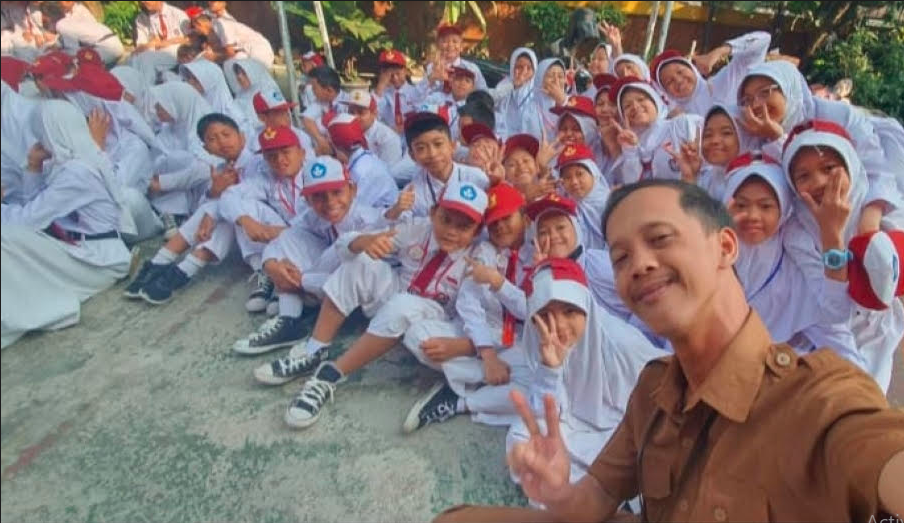 Mohamad Reza Ernanda, guru honorer yang dipecat Kepala Sekolah SDN Cibeureum 1 Kota Bogor foto bersama siswa.