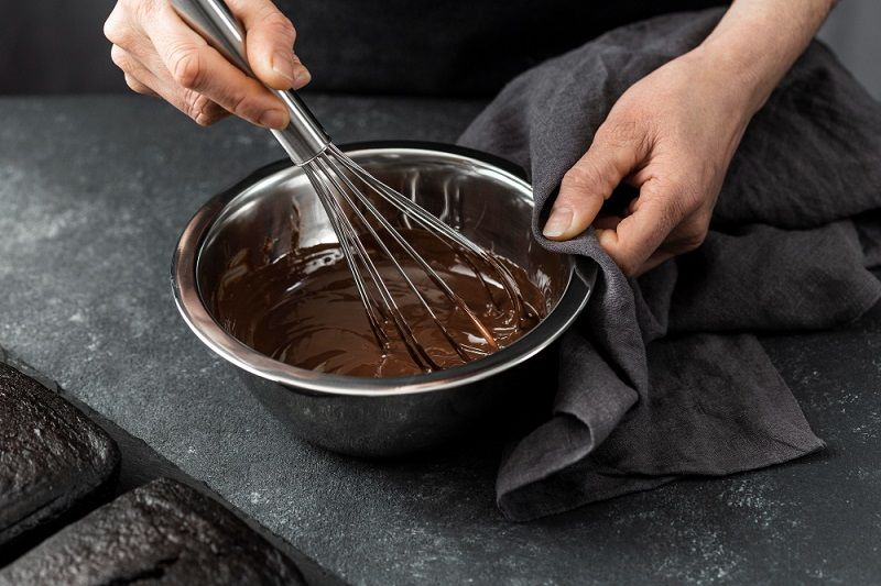 Langkah-langkah membuat puding cokelat.