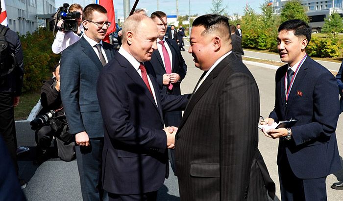Presiden Korut Kim Jong Un bertemu Presiden Rusia Vladimir Putin di Kosmodrom Vostochny, Rusia, Rabu, 13 September 2023.