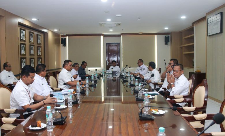 Pj Gubernur Sumut, Hassanudin, memimpin rapat koordinasi persiapan PON yang digelar di Lantai 10 Kantor Gubernur Sumut.