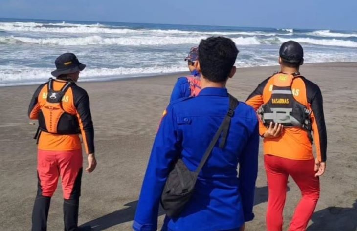 Tim SAR Gabungan memperluas wilayah pencarian hingga sejauh 7 kilometer dari titik awal nelayan Maman terseret arus di Pantai Cikole Cidaun  Kabupaten Cianjur.