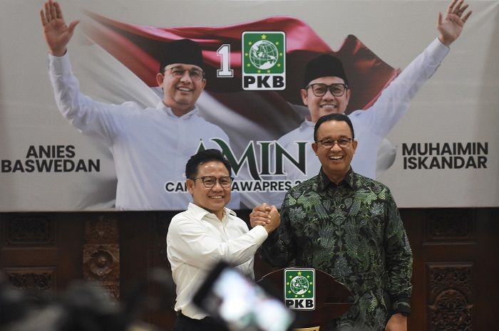 Pasangan bakal calon presiden Anies Baswedan (kanan) berjabat tangan dengan bakal calon wakil presiden yang juga Ketua Umum Partai Kebangkitan Bangsa Muhaimin Iskandar (kiri) usai menggelar pertemuan di kantor DPP PKB, Jakarta, Senin (11/9/2023). Pertemuan tersebut membahas pemenangan bersama dengan pengurus DPP PKB. ANTARA FOTO/Indrianto Eko Suwarso/Spt.