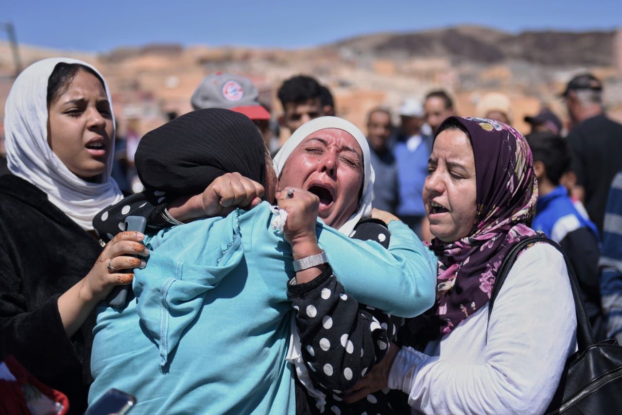 Seorang ibu menangis bersama keluarganya yang menjadi korban gempa Maroko