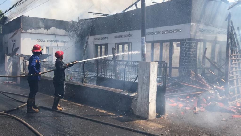 Tim pemadam kebakaran tengah berusaha memadamkan api yang membakar rumah dan gudang di Kelurahan Babakanjawa, Kecamatan Majalengka, Kabupaten Majalengka pada Rabu, 13 September 2023.