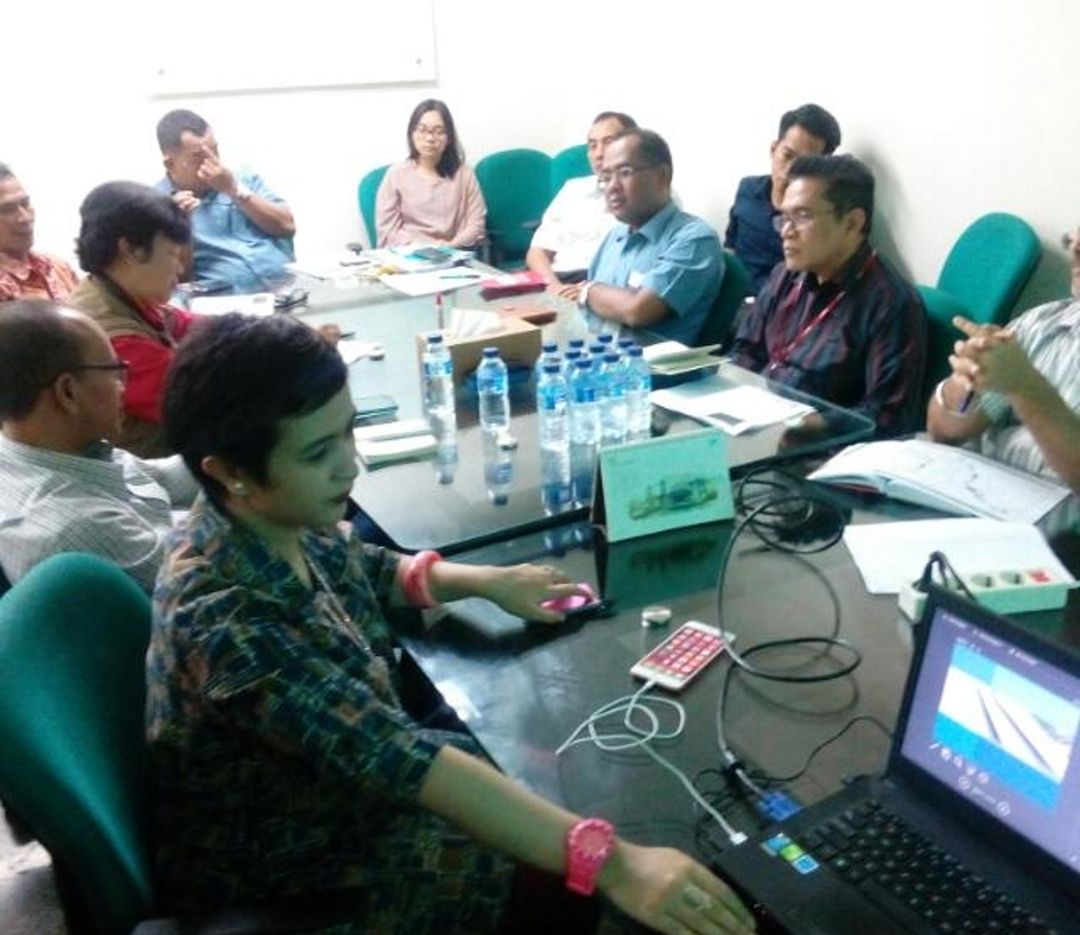 Garlika Martanegara Tim Social Engineering (kiri) memaparkan pro dan kontra dari elemen masyarakat jawa barat dihadapan Irianto Manager Operasional KCIC (kanan) dikantor PT KCIC di Gedung WIKA Jakarta 2017