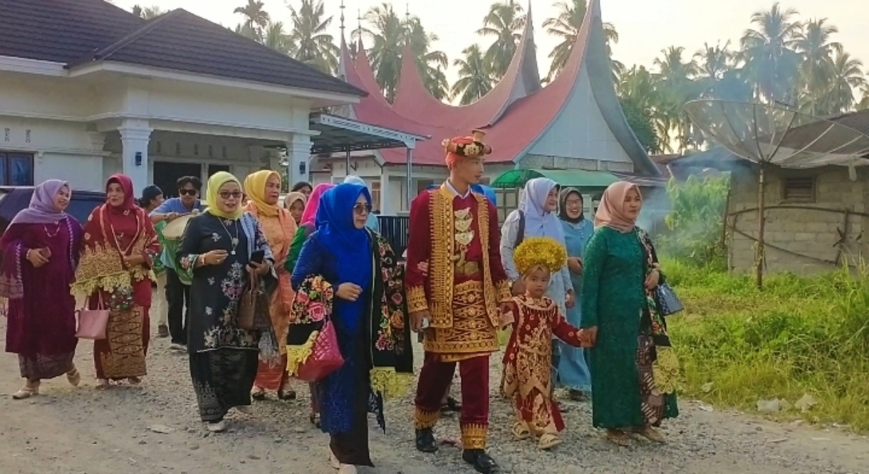 Tradisi Arak-arakan Marapulai Turun dari Rumah Bako di Solok Selatan Diiringi Gandang Sarunai