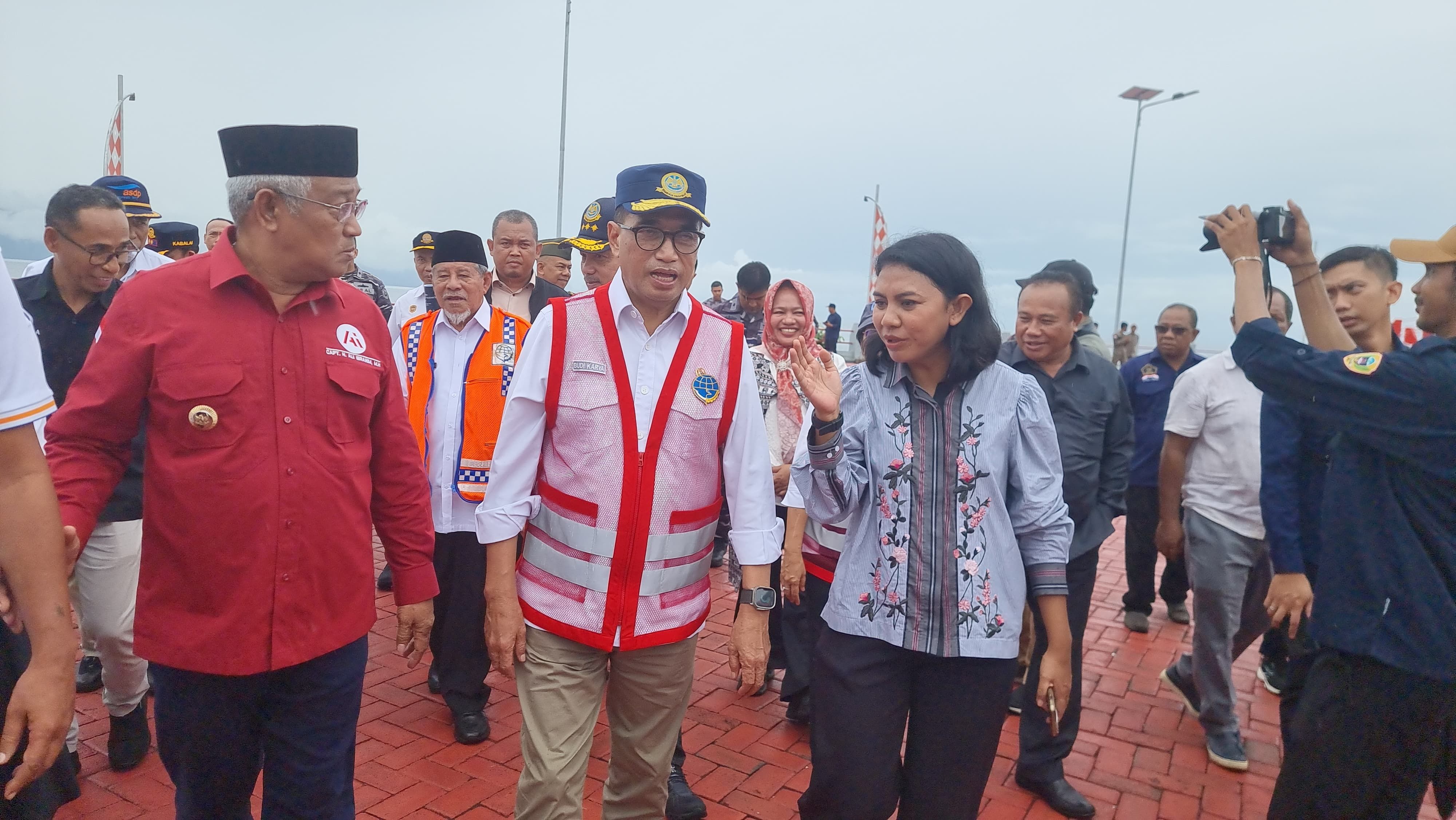Anggota DPR RI Dapil Maluku Utara Irine Yusiana Roba Putri bersama Menhub Budi Karya