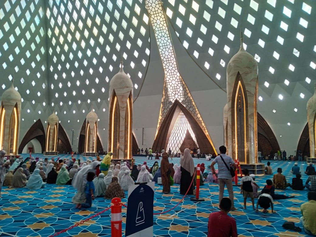 Ruang shalat di Masjid Al Jabbar