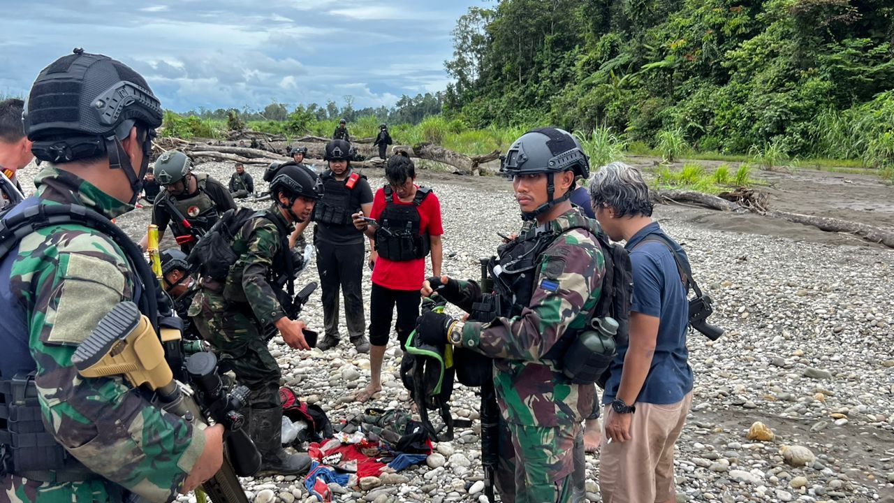 Aparat gabungan TNI-Polri mengevakuasi janazah yang diduga anggota KKB di Yahukimo Papua Pegunungan