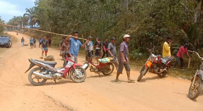 Blokir jalan, warga desa Sidomulyo Kecamatan Rimbo Ulu lakukan blokir jalan akibat dari dialihkannya proyek pengaspalan oleh Pj Bupati Tebo Aspan