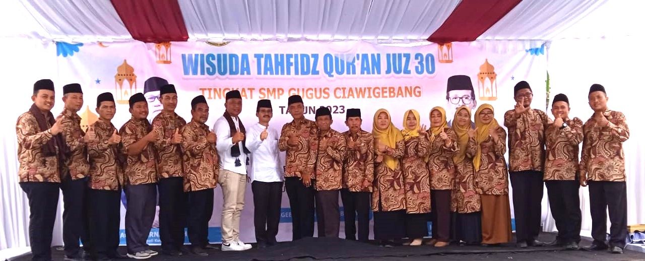 Kepala Disdikbud dan Kabid SMP foto bersama dengan keluarga besar Gugus Ciawigebang.