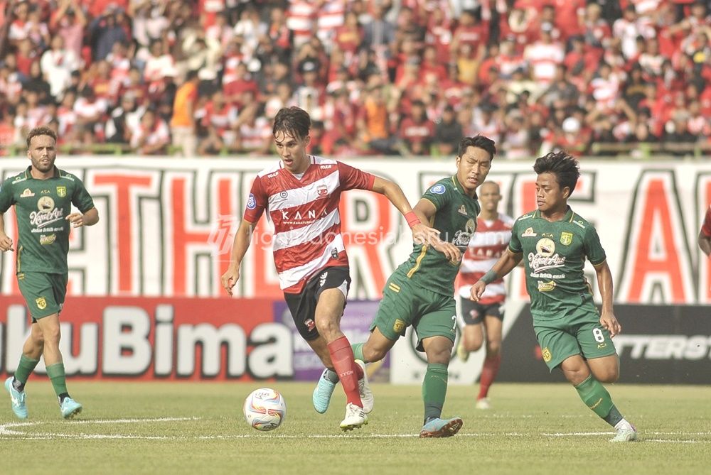 Taklukkan Persebaya Surabaya, Madura United makin kokoh di puncak klasemen sementara Liga 1 Indonesia musim 2023/2024.