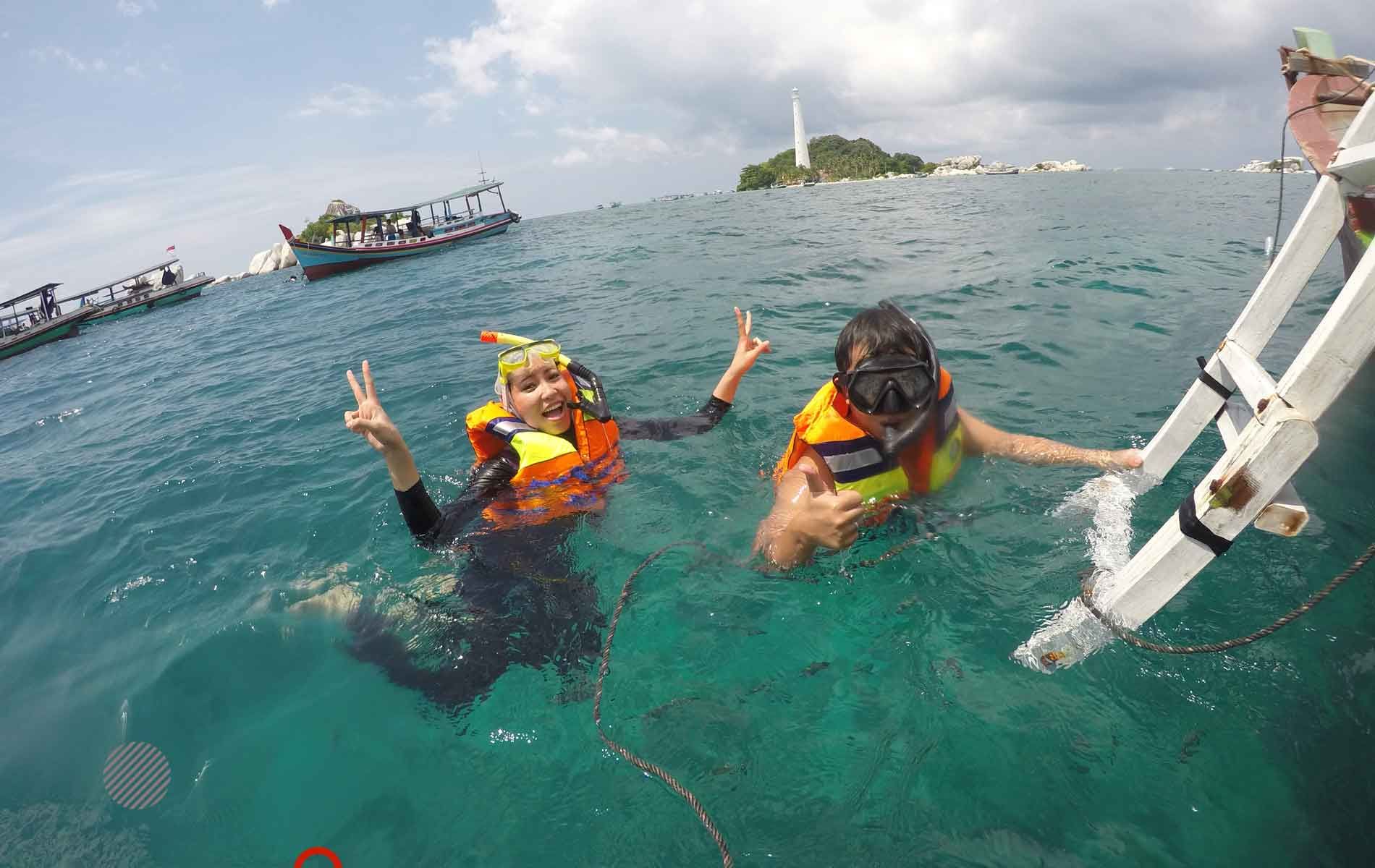 Boatman akan mengantar wisatawan snorkeling di Perairan Pulau Lengkuas dan sekitarnya