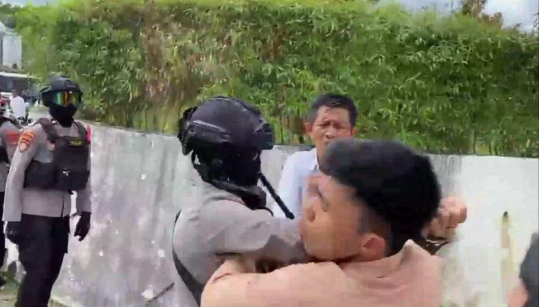 Tangkapan layar video amatir saat oknum anggota Polri pukuli demonstran di RS Hermina Kendari. 