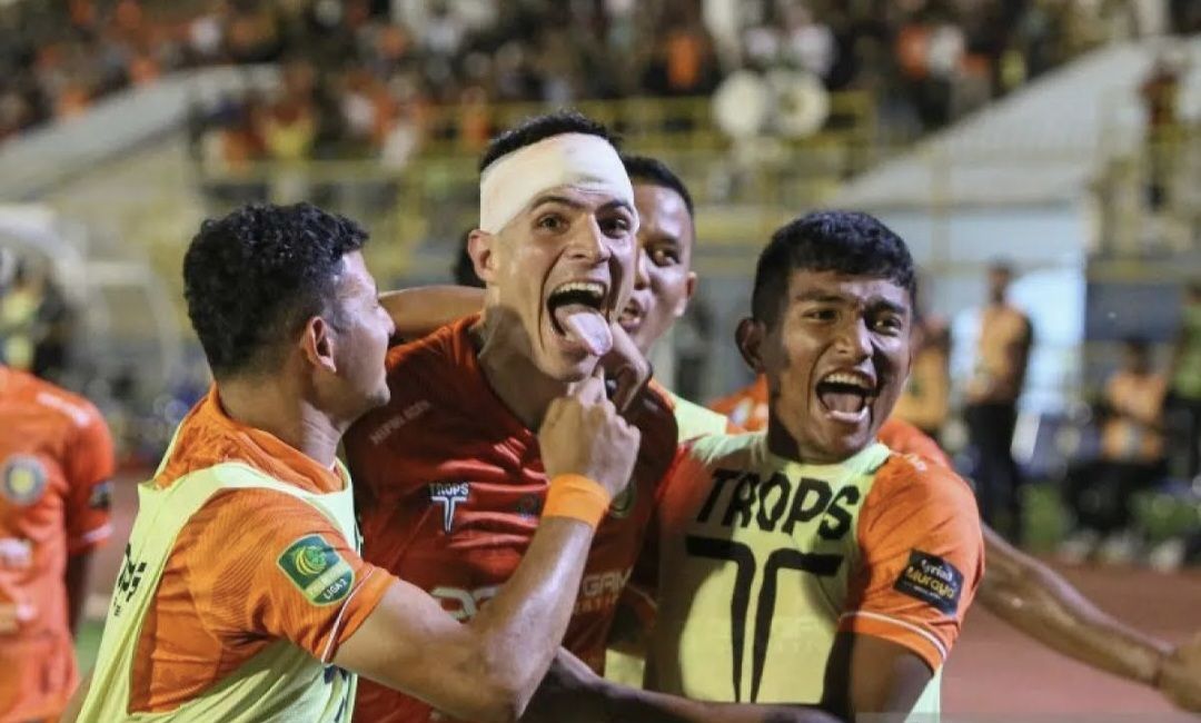 Pemain Persiraja Ricardo Pires (tengah) selebrasi bersama rekannya usai mencetak gol ke gawang Sriwijaya FC saat laga Liga 2 di Stadion Harapan Bangsa, Banda Aceh, pada Minggu 17 September 2023.