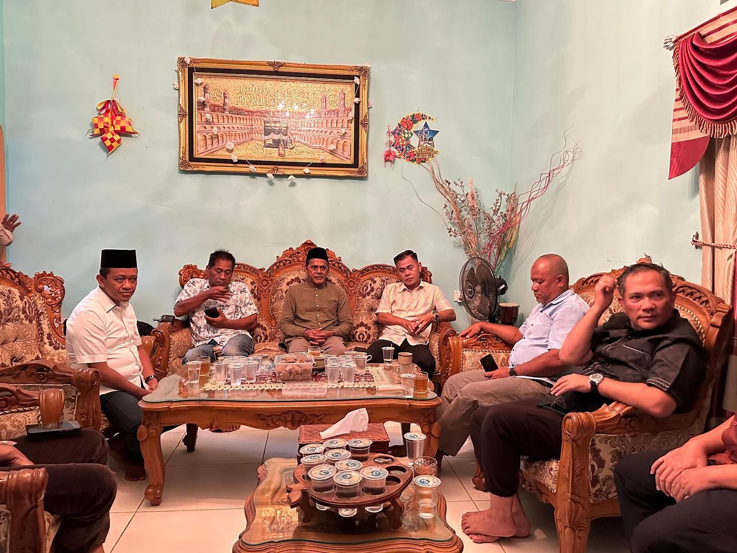 Menteri Bahlil bersama tokoh masyarakat Melayu di Rempang, Kota Batam.