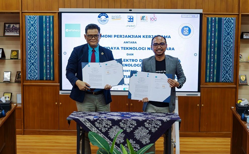 Dr Tutun Juhana ST MT-- Dekan STEI ITB (kiri) dan Chrisna Aditya-- Chief Product Officer eFishery (kanan) usai menandatangani MoU antara eFishery dan STEI ITB di Bandung, Kamis (14/9/2023). Foto: eFishery