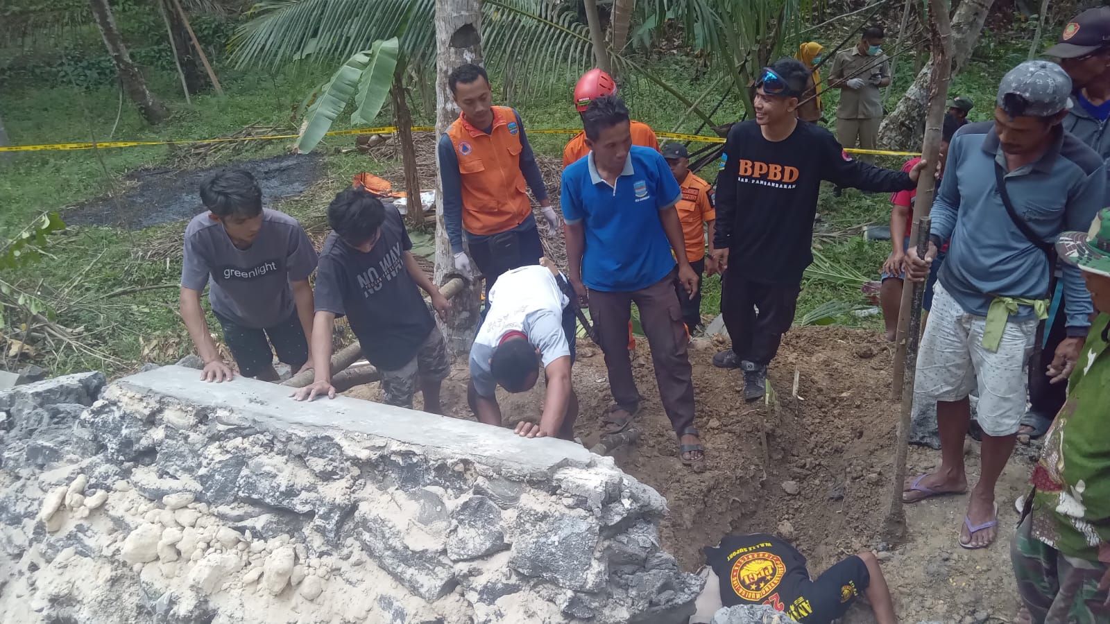 Proses evakuasi pekerja yang tertimpa tembok TPT di Kecamatan Parigi Kabupaten Pangandaran, Senin 18 September 2021.*/ kabar-priangan.com/Istimewa 