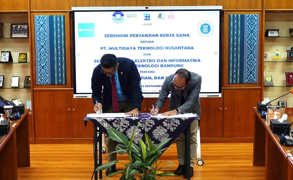 Dr Tutun Juhana ST MT-- Dekan STEI ITB (kiri) dan Chrisna Aditya-- Chief Product Officer eFishery (kanan) menandatangani MoU antara eFishery dan STEI ITB di Bandung, Kamis (14/9/2023). Foto: eFishery