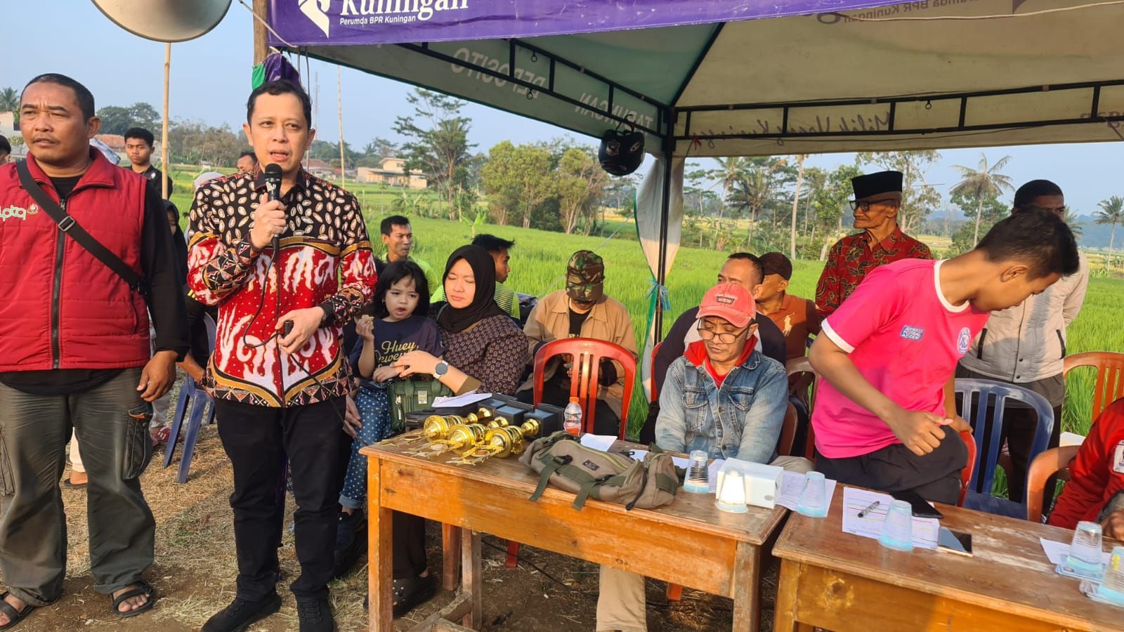 Tokoh Nasional asal Kuningan, Arya Permana Graha memberikan sepatah dua patah kata sebelum pelaksanaan laga final sepak bola di Kelurahan Cigadung Kecamatan Cigugur.