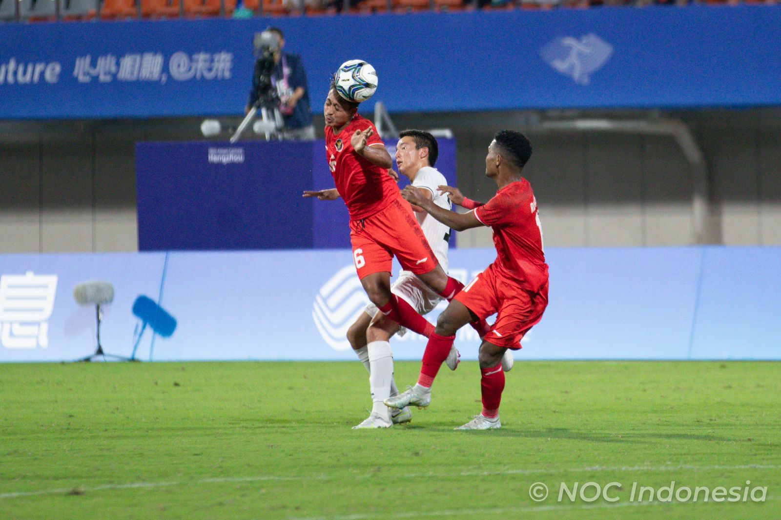 Pemain Timnas U-24 Indonesia beradu bola atas dengan pemain Kirgistan di babak penyisihan Grup F Asian Games 2023 Hangzhou, Zhejiang Normal University East Stadium, Hangzhou, Selasa, 19 September 2023.