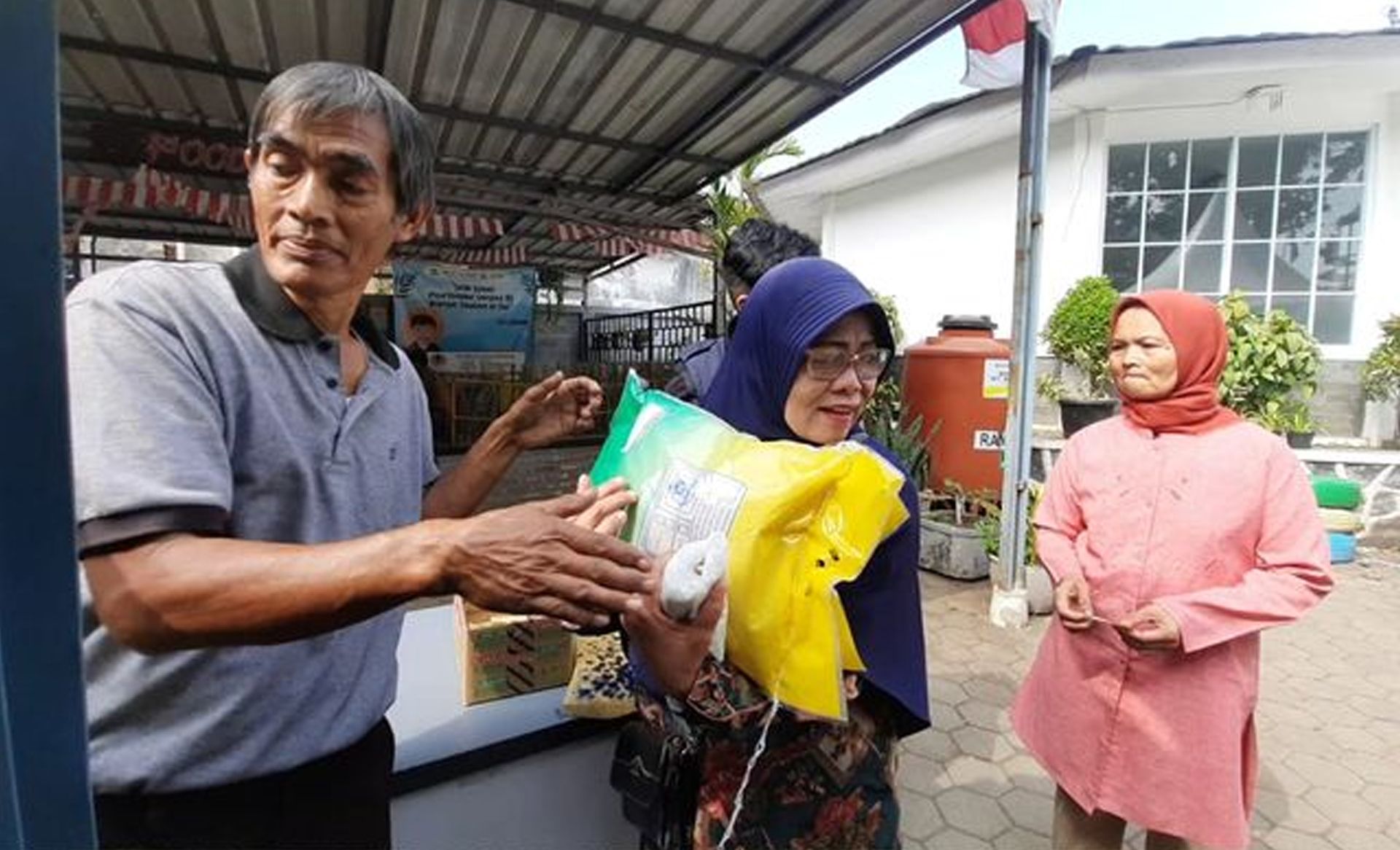 Pelaksanaan Operasi Pasar Beras Medium di Kota Bandung.