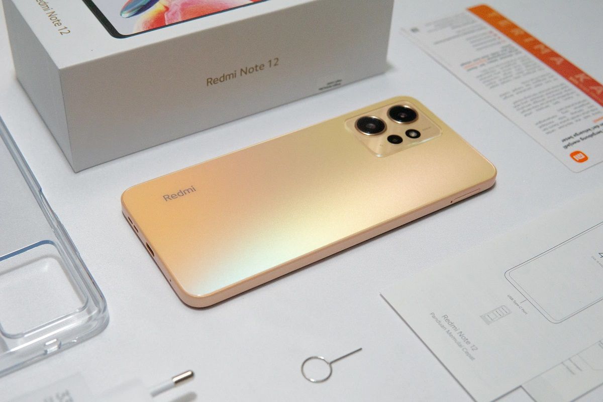  HP terbaru Xiaomi Redmi Note 12 varian warna emas.