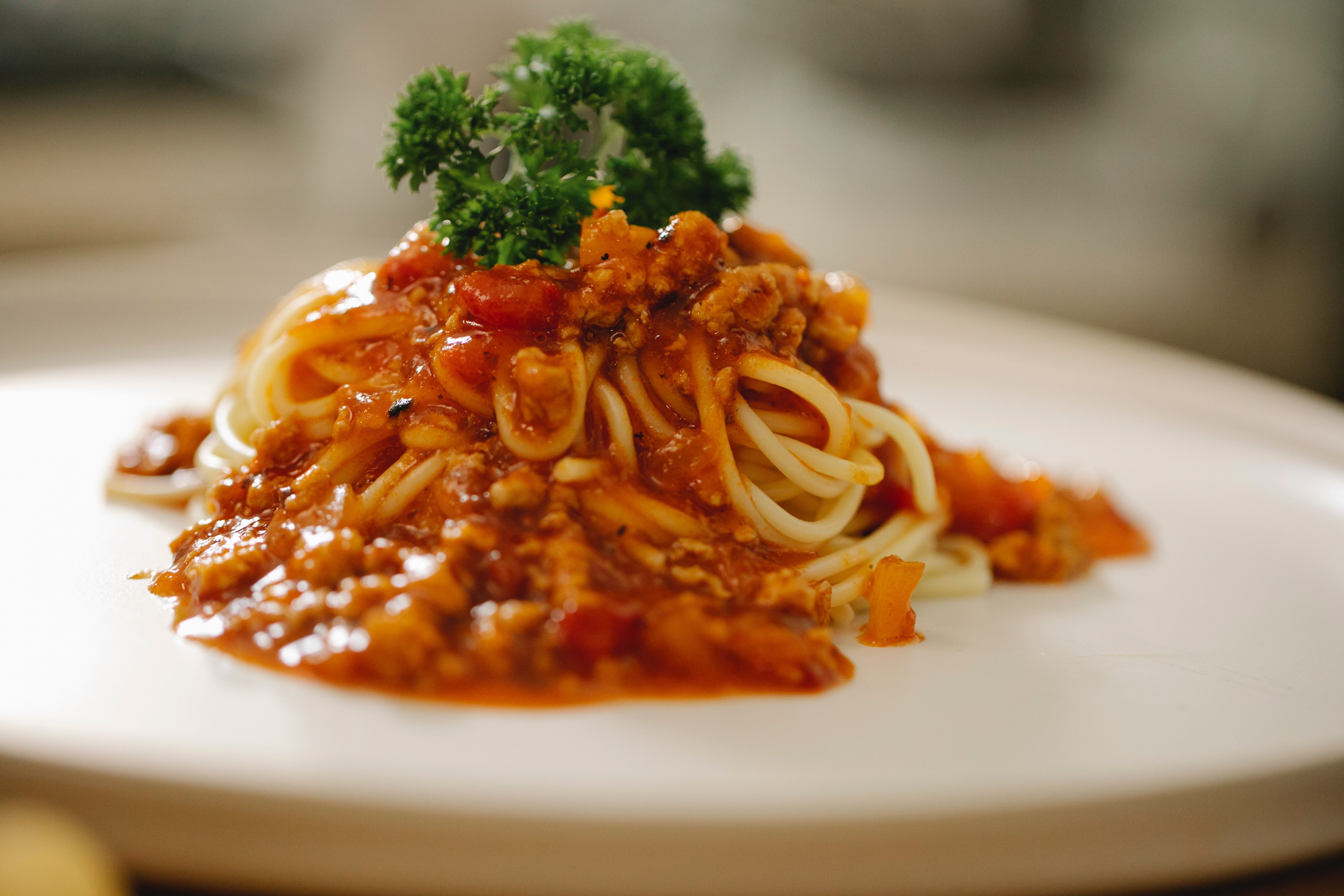 Ilustrasi spaghetti dan pasta bersaus.