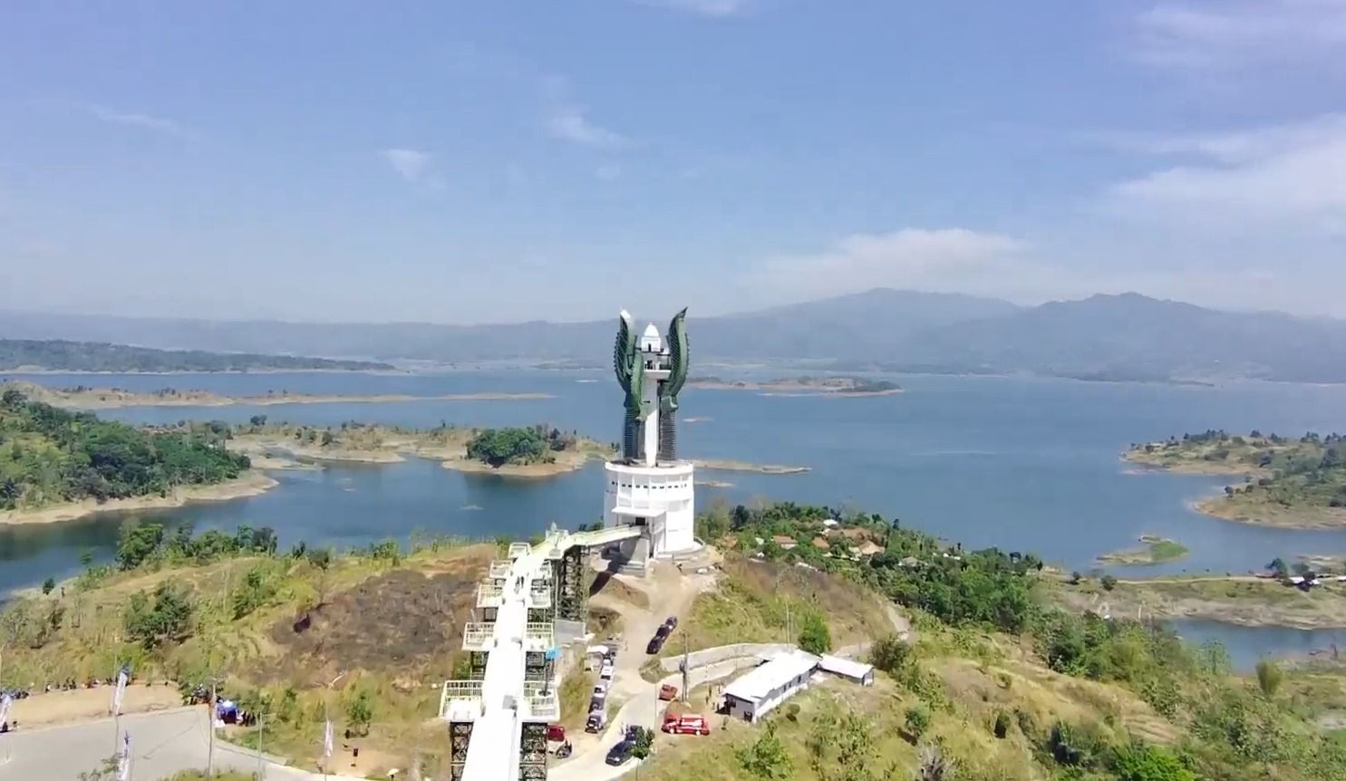 Indahnya Menara Kujang Sapasang yang melengkapi tempat wisata di kawasan Bendungan Jatigede Sumedang.