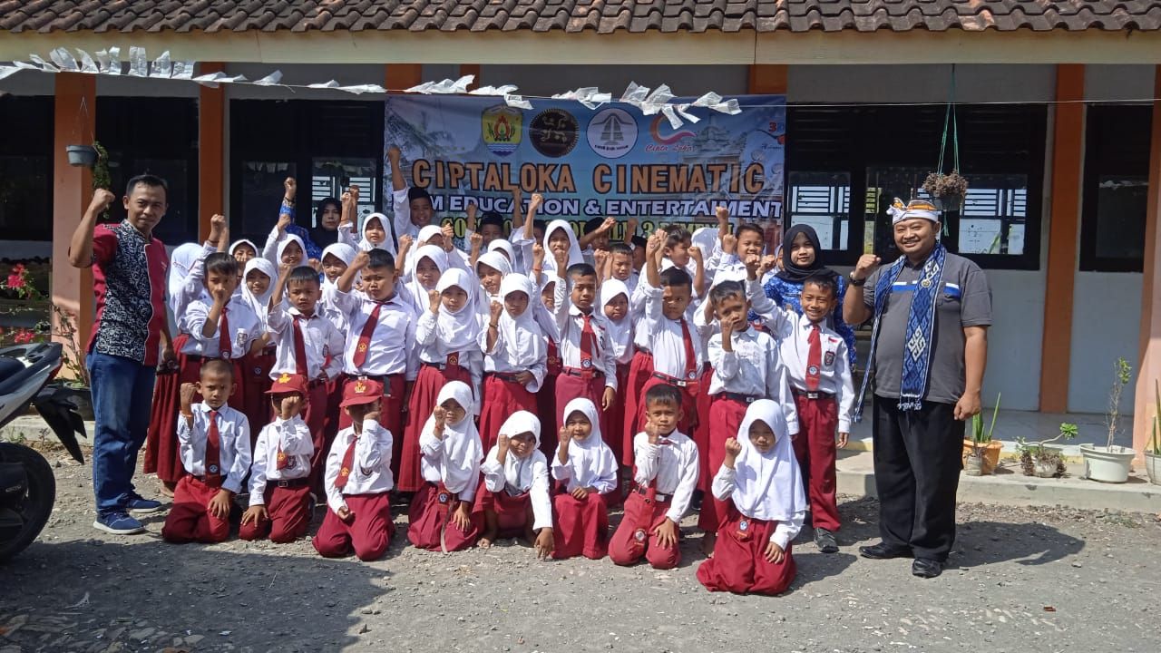 Muhadi dan perwakilan Cipta Loka bersama para murid dan guru di SDN 5 Sindurejo Toroh.