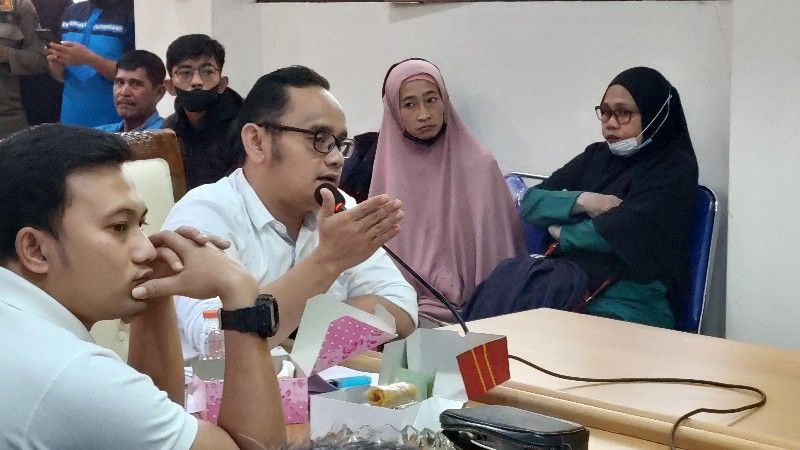Ketua Komisi 1 DPRD Garut H Subhan Fahmi didampingi Muchtarul Wildan menerima audiensi warga Kampung Loji soal pendirian klub malam di IBC Garut 