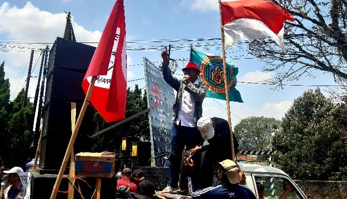 JURU Bicara Aksi, Solihin, mantan Wakil Ketua DPRD Kota Banjar saat orasi, unjuk rasa di BBWS Citanduy, Rabu (20/9/2023).