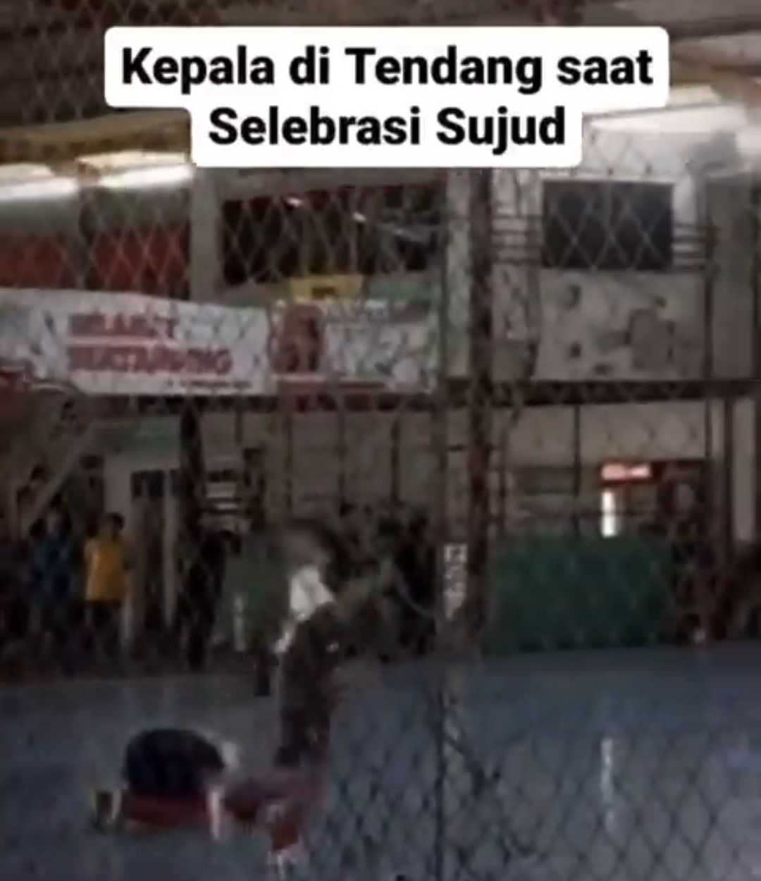 Tangkap layar tendangan terhadap pemain tim futsal Kabupaten Blitar oleh pemain tim Kota Malang