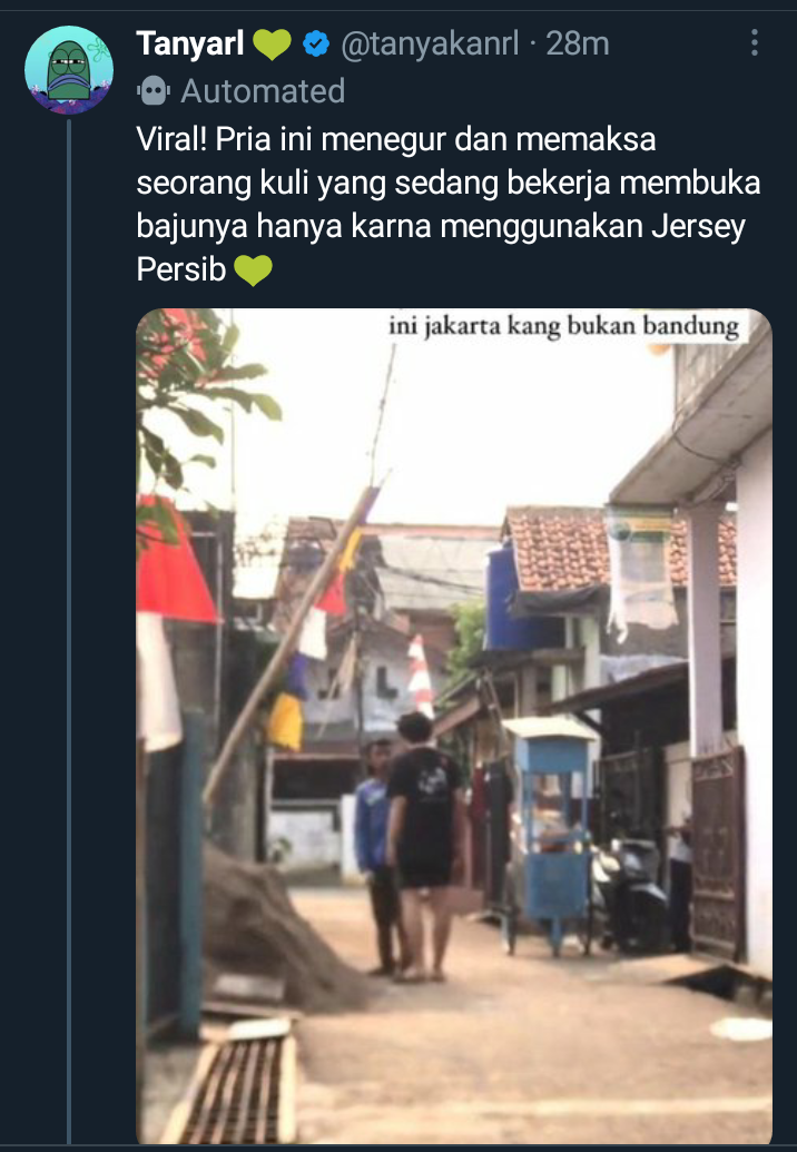 Viral di media sosial kuli bangunan di Jakarta dipaksa melepas jersey Persib Bandung.